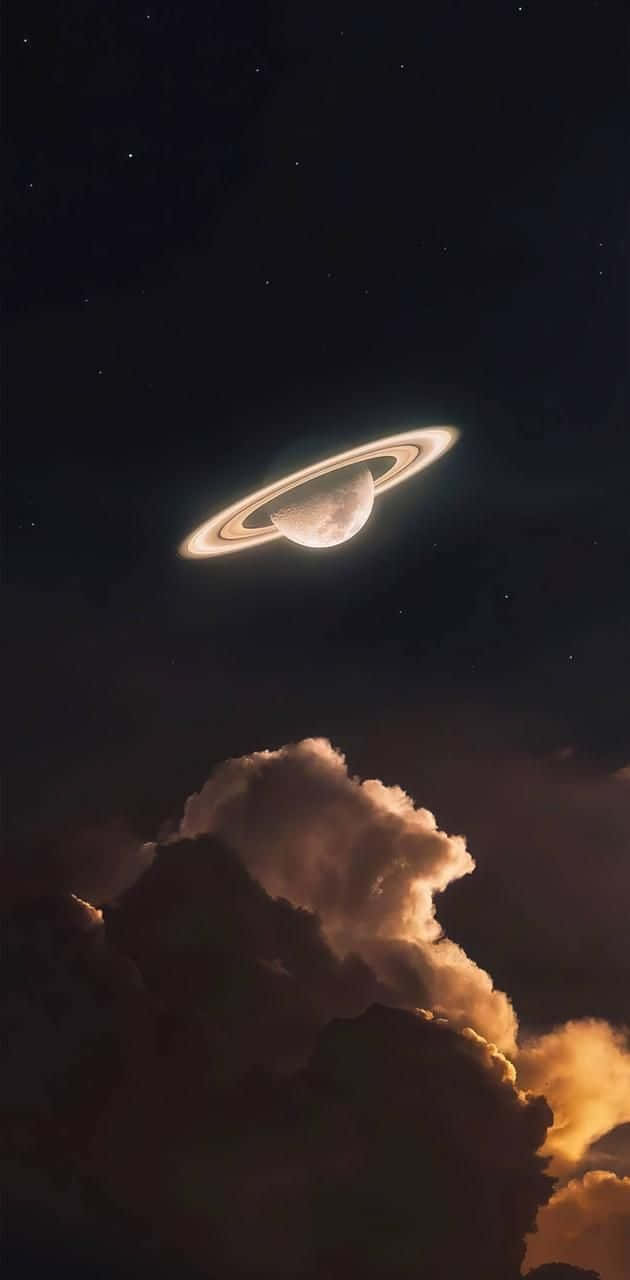  壁紙 — 一顆發光的環狀行星懸浮在戲劇性的金色雲層之上，背景是繁星點點的夜空。