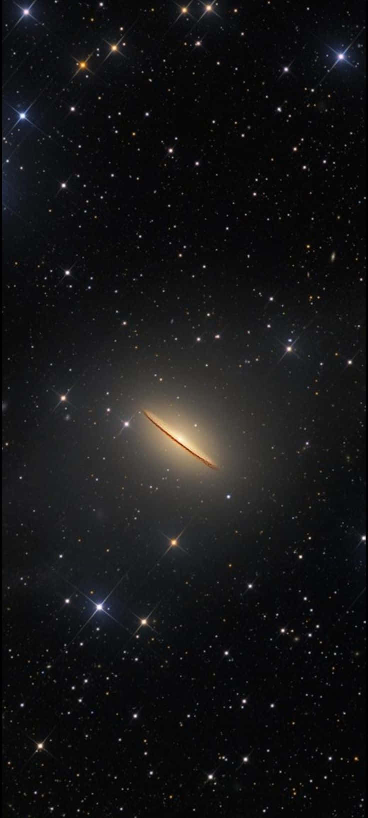  壁紙 — 一條發光的螺旋星系在深邃黑色宇宙背景下，劃過閃爍天體的星場。