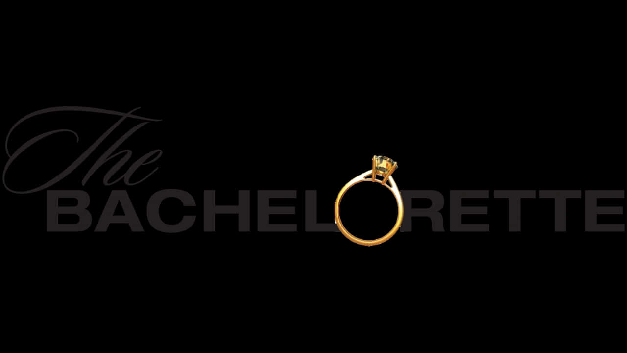 The Bachelorette 桌布 壁紙 — 一枚金訂婚戒指，鑲有一顆鑽石，在黑色背景上閃耀，並帶有「The BACHELORETTE」文字。