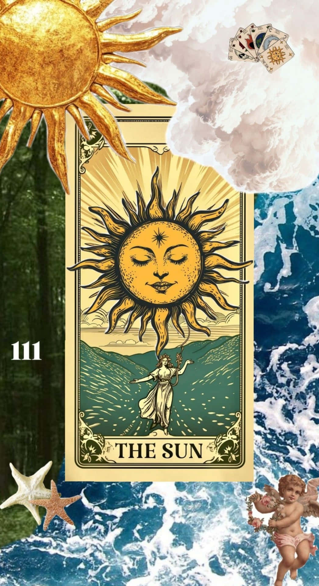  壁紙 — 一張金色太陽塔羅牌名為「The Sun」，漂浮在洶湧的海浪、森林和雲朵之間，伴有小天使和海星。