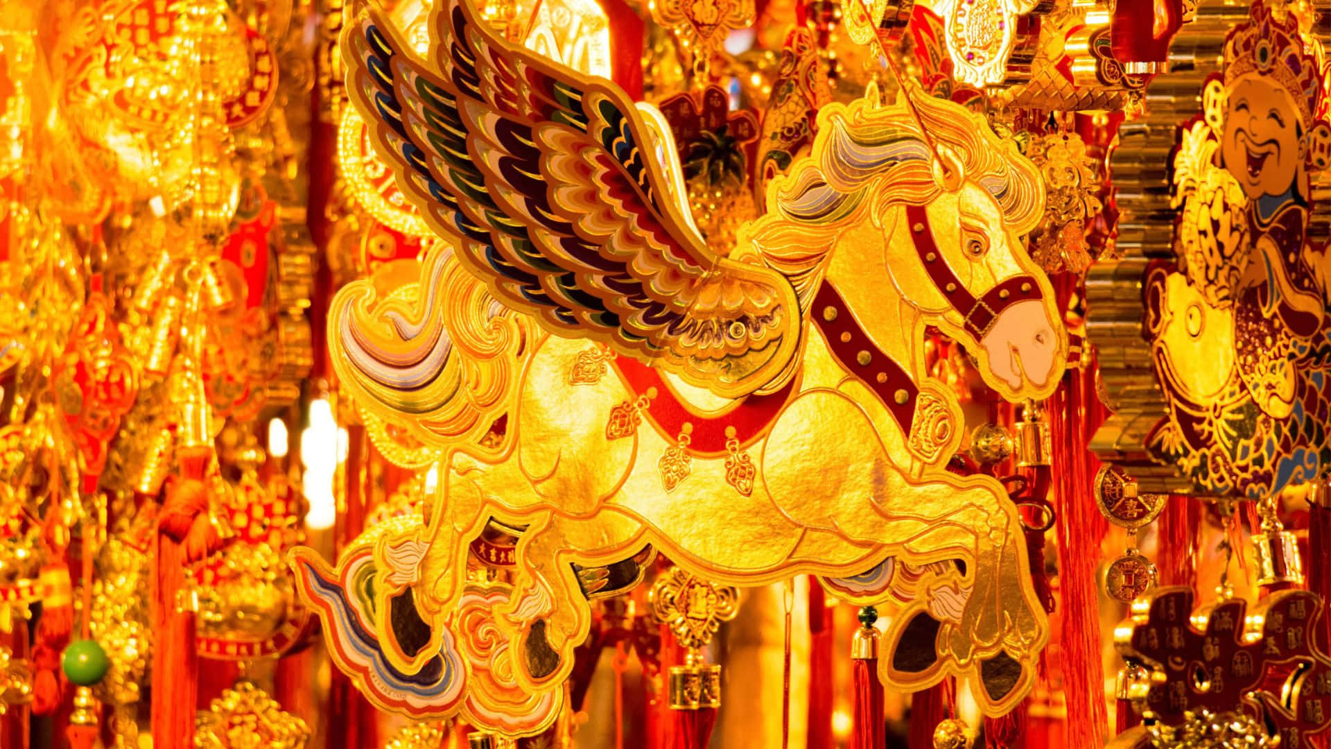  壁紙 — 一盞金色翼馬燈籠在精緻的紅色和金色中國新年裝飾的節日展示中溫暖地發光。