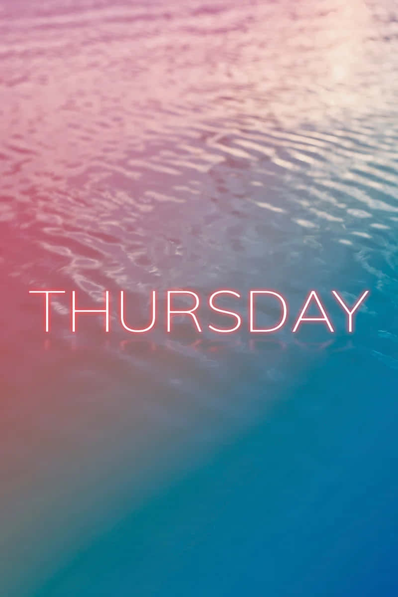  壁紙 — 粉紅色和藍色水波紋的漸變，Thursday 一詞以霓虹粉紅色發光。
