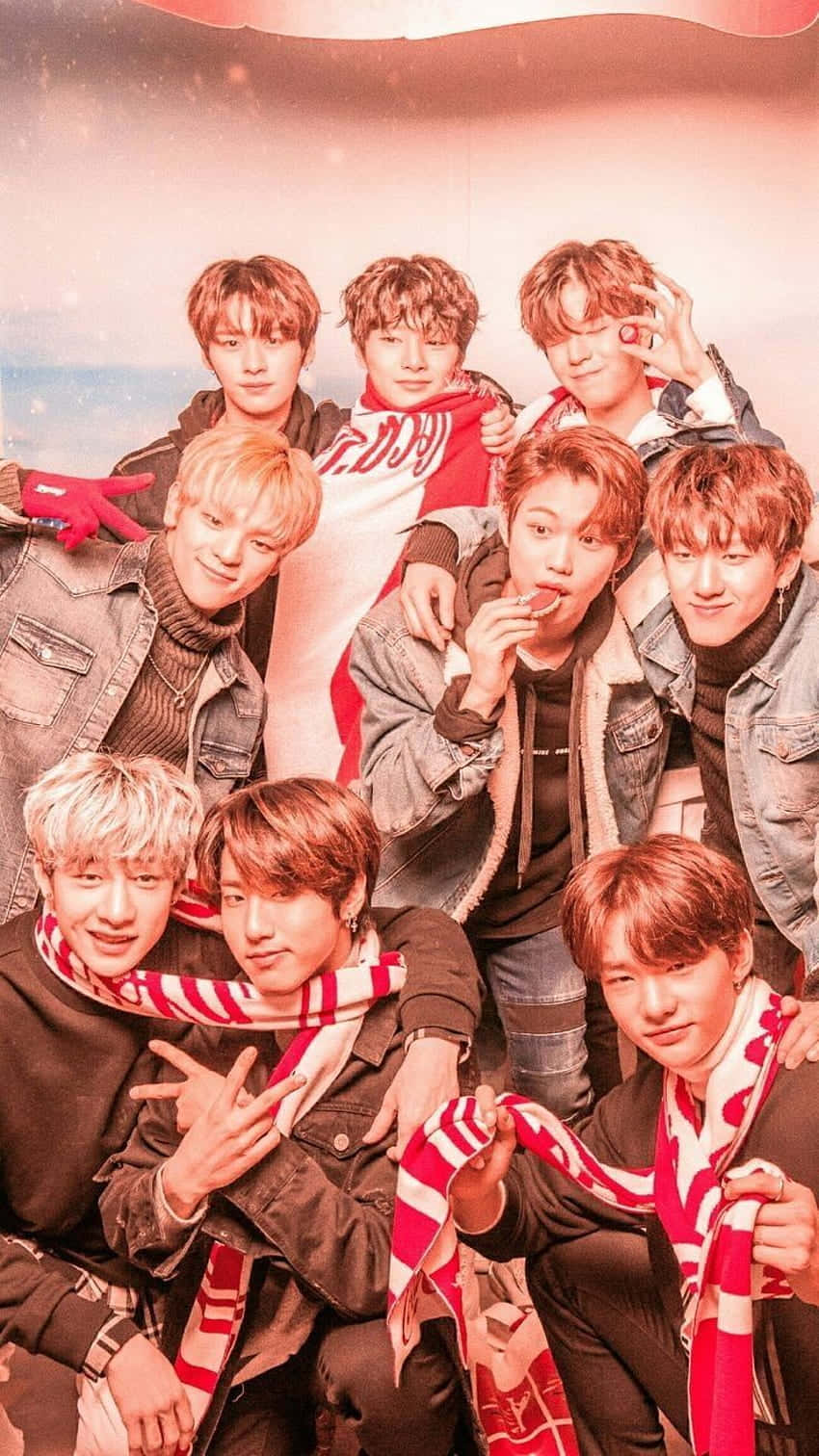 K-pop 組合在雪景中戴著紅色圍巾擺姿勢 — Stray kids GIF 壁紙