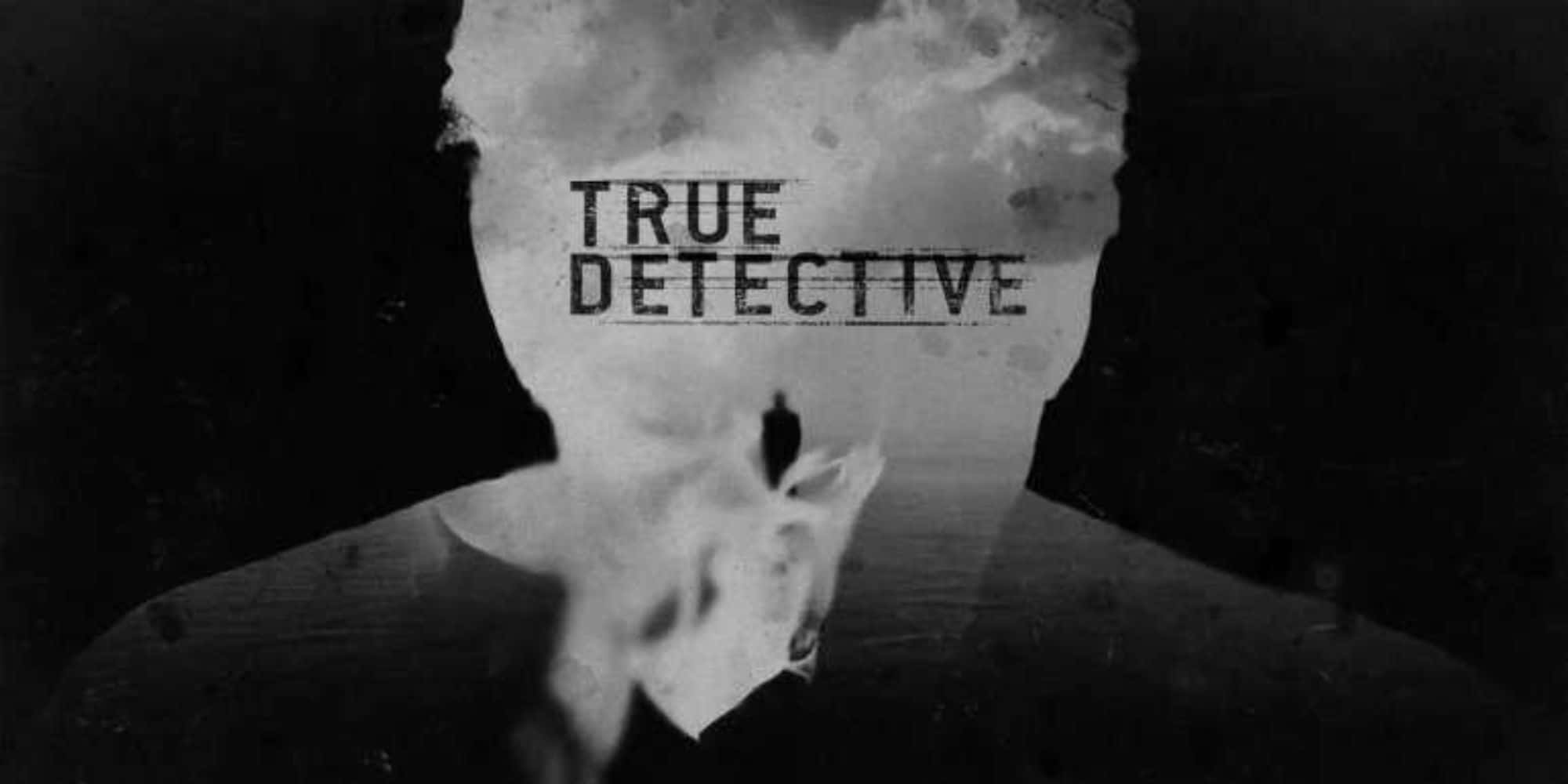 一個黑白剪影，一個男人的臉上帶有「TRUE DETECTIVE」文字。