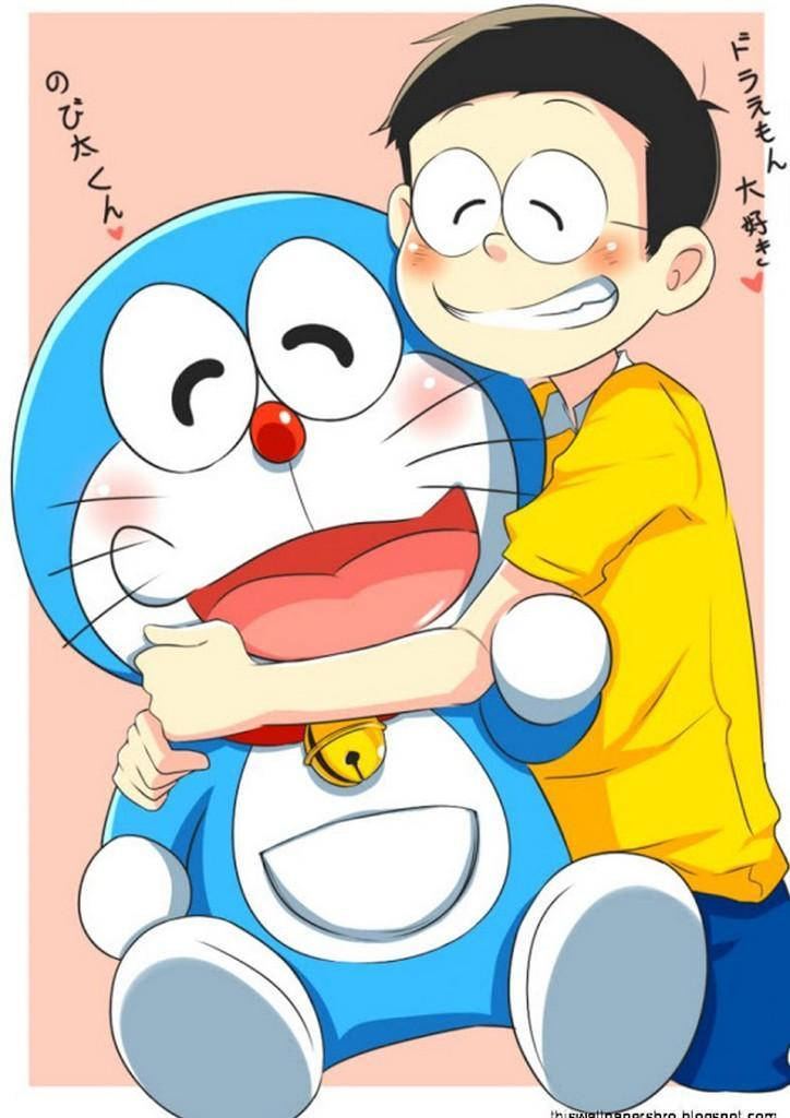 多啦A夢與野比大雄卡通 iPhone 壁紙 — 一個穿著黃色襯衫的開朗男孩擁抱他的藍色機械貓朋友多啦A夢，多啦A夢在柔和的粉紅色背景上微笑著，臉頰紅潤。