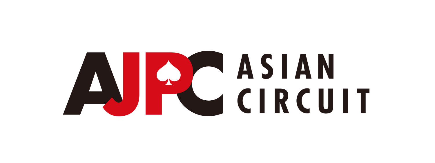 亞洲撲克賽事A J P C標誌 壁紙 — 為 'AJPC ASIAN CIRCUIT' 設計的粗體標誌，在白色背景上的 'P' 中有紅色黑桃。