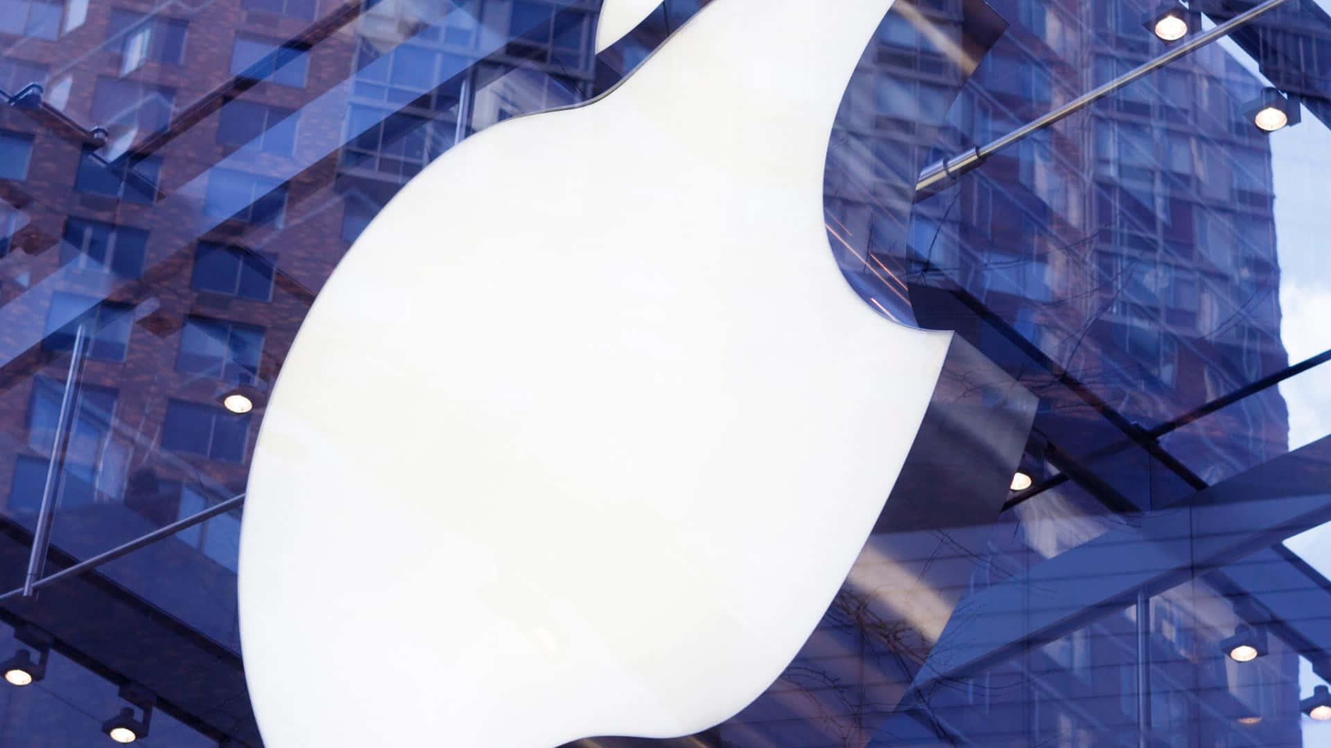 Apple標誌在夜間被玻璃建築反射照亮