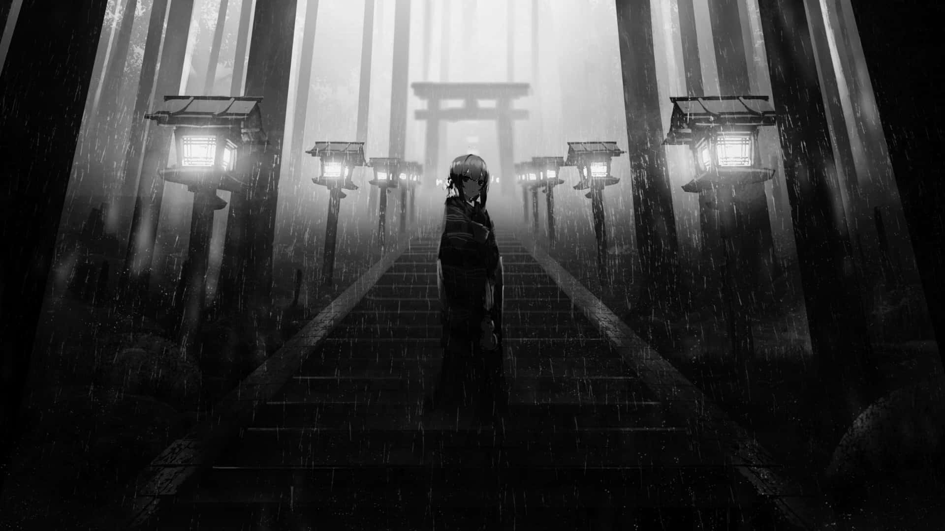  壁紙 — 一個孤獨的動漫人物站在一條被雨水打濕的石徑上，兩旁是發光的燈籠，通往霧氣森林中遠處的鳥居。