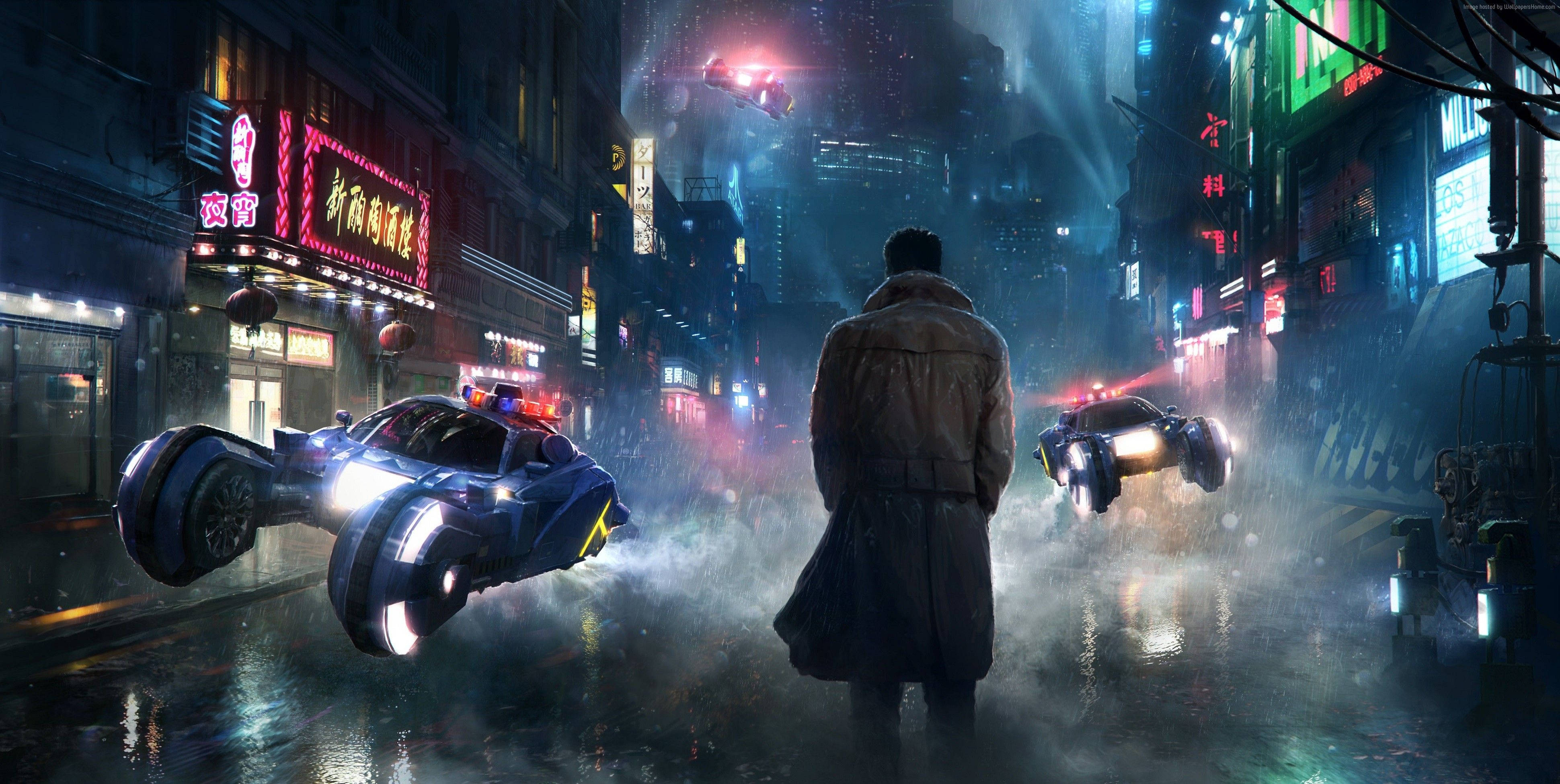 K 在《銀翼殺手2049》的洛杉磯城市中 壁紙 — 一個孤獨的身影穿著風衣，站在霓虹燈閃爍、雨水浸濕的賽博龐克街道上，懸浮警車在迷霧中追逐。