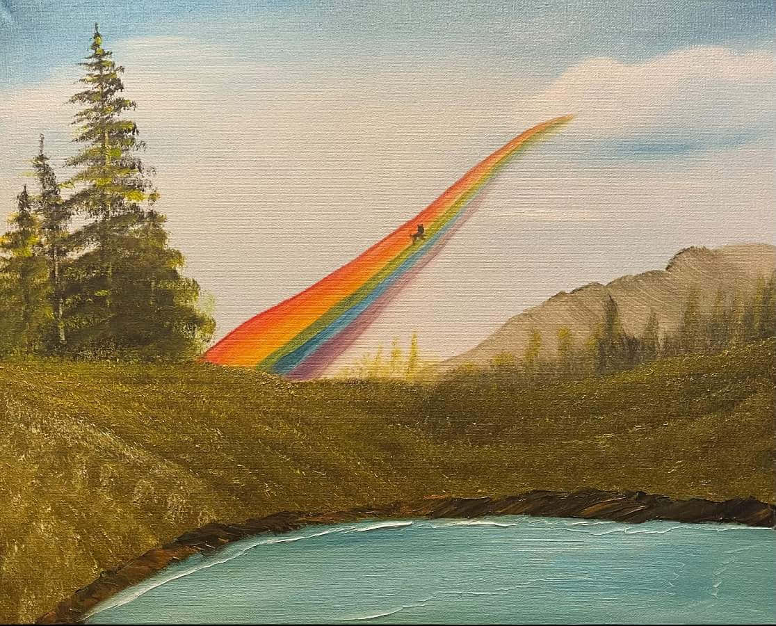 天堂中的永恆之景 壁紙 — 一個孤獨的人物騎著鮮豔的彩虹，穿越一個寧靜的山谷，山谷中有平靜的湖泊和常綠樹，天空柔和。