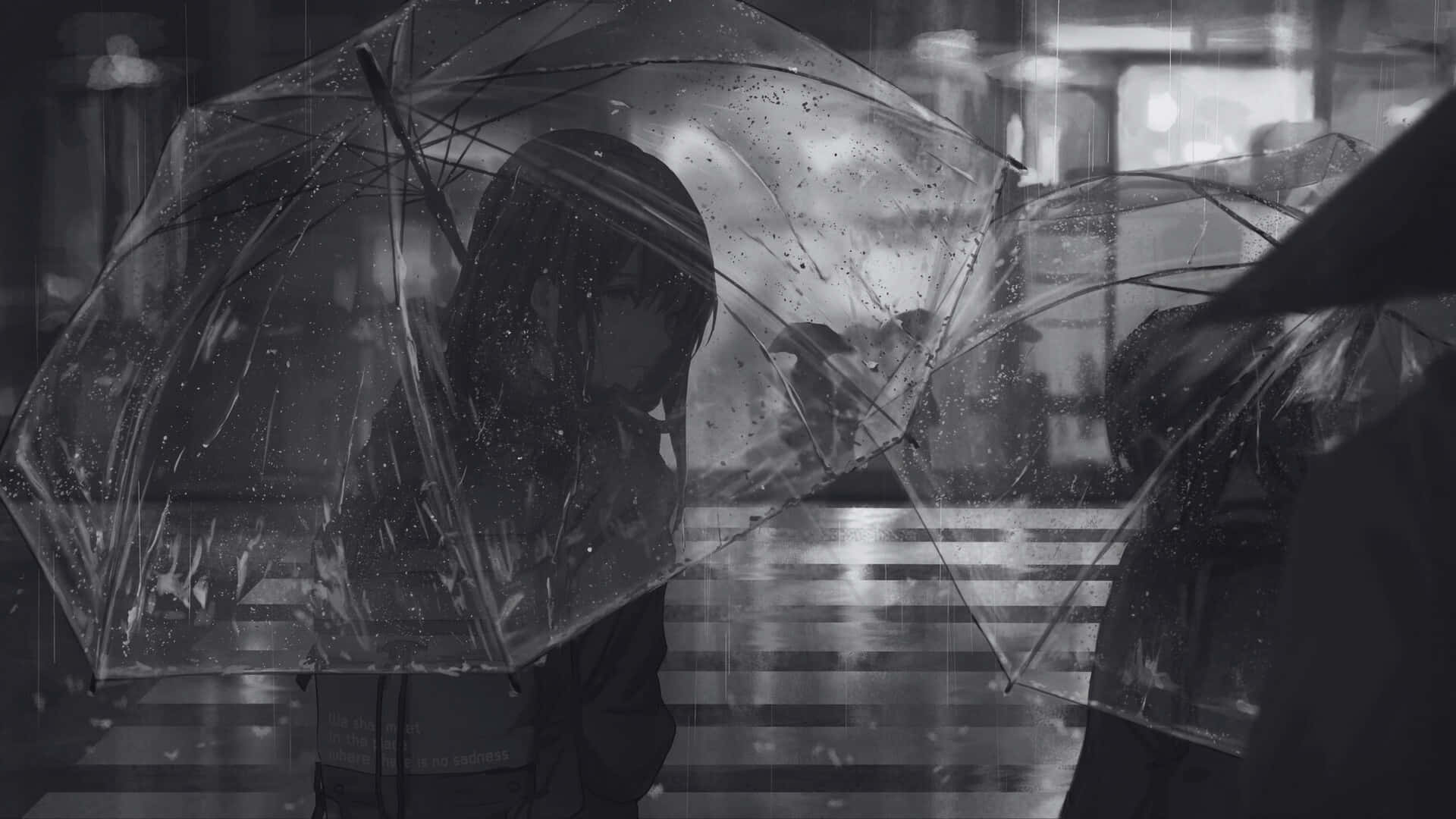  壁紙 — 一個孤獨的身影在透明雨傘下避雨，雨水在單色城市夜景中傾瀉而下。