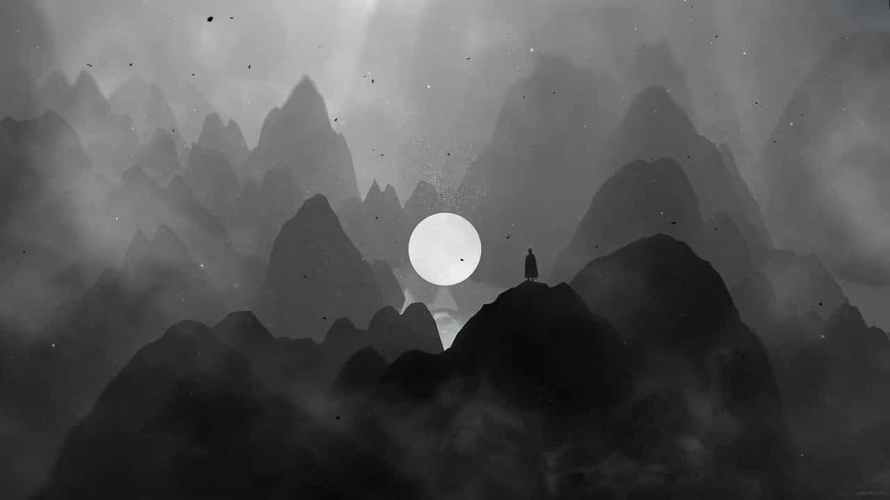  壁紙 — 一個孤獨的身影站在霧氣籠罩的山頂上，凝視著被陰影山峰環繞的發光滿月。