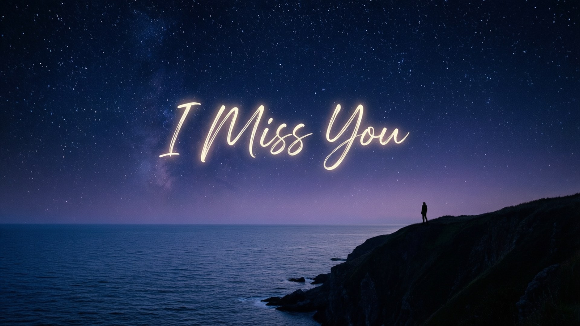 I Miss You 桌布 壁紙 — 一個孤獨的身影夜晚站在懸崖上，凝視著星空下的海洋，並有發光的文字 I Miss You。