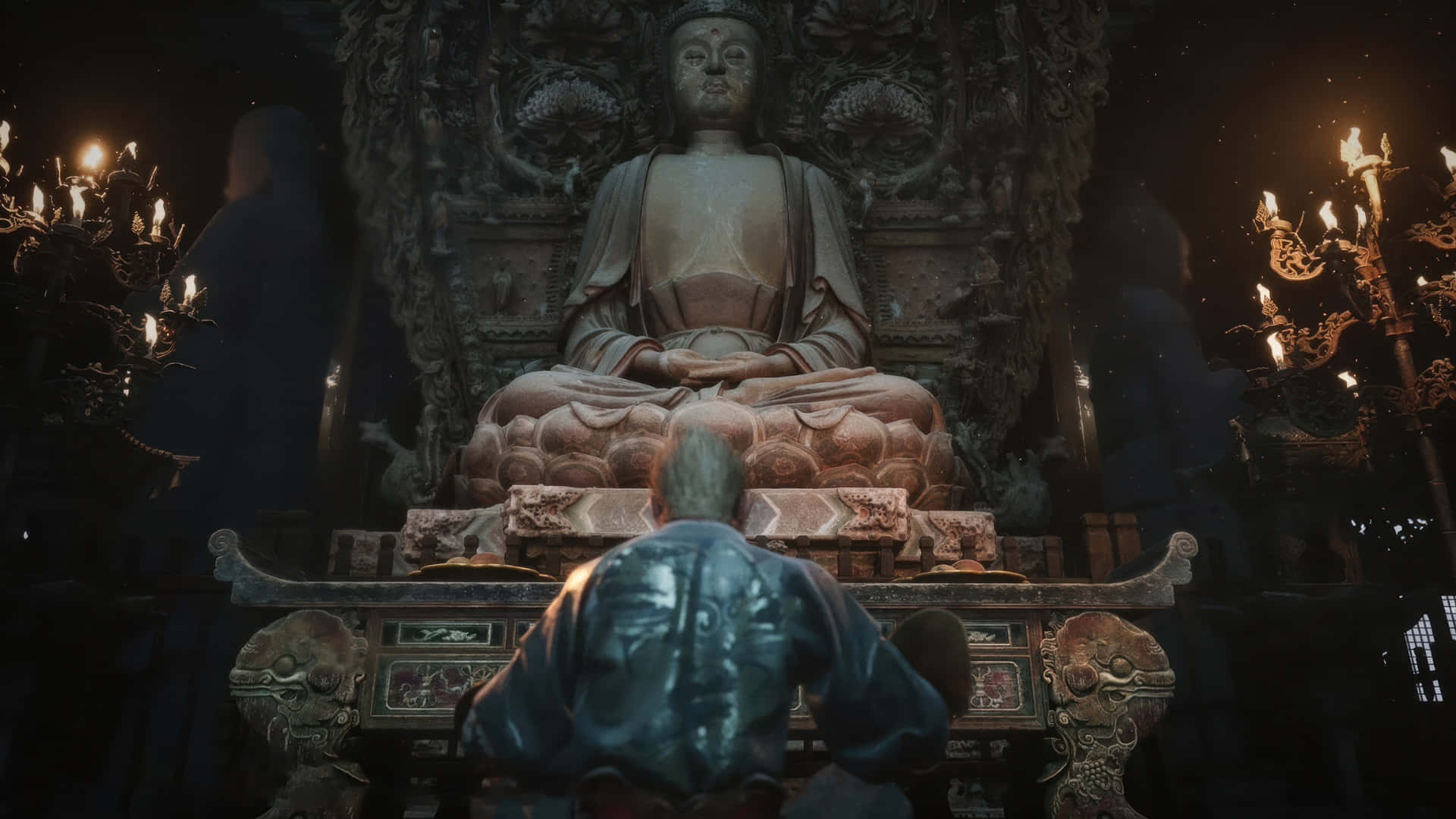  壁紙 — 一位孤獨的僧侶跪在巨大的佛像前，寺廟昏暗，燭光搖曳。