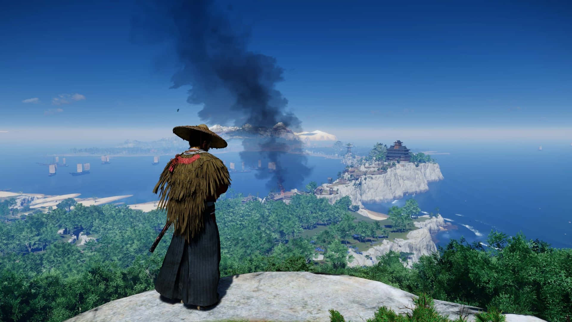  壁紙 — 一個孤獨的武士戴著草帽站在懸崖上，俯瞰著一個沿海村莊，遠處的島嶼有煙霧升起。