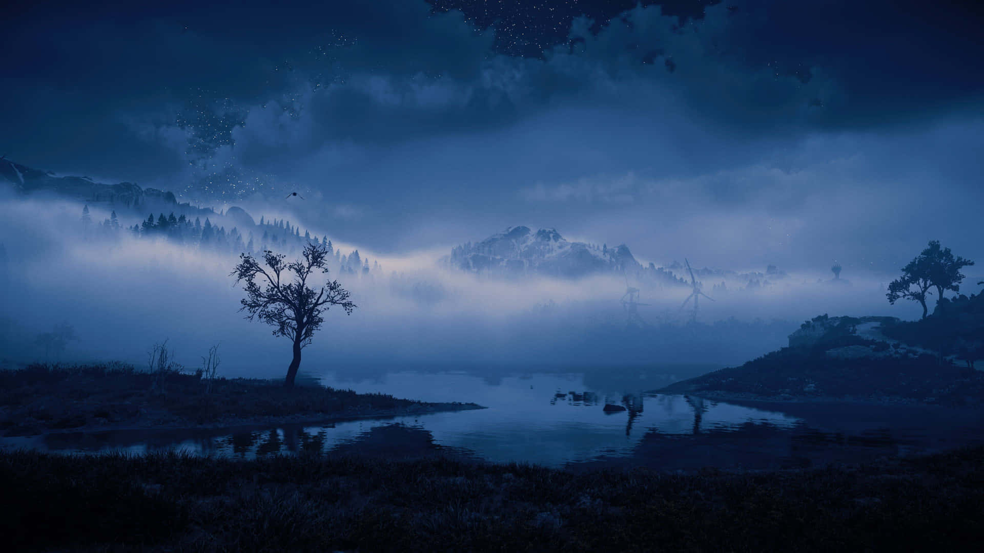  壁紙 — 一棵孤樹矗立在霧氣瀰漫的湖邊，星空下遠山和風力發電機隱沒在霧中。