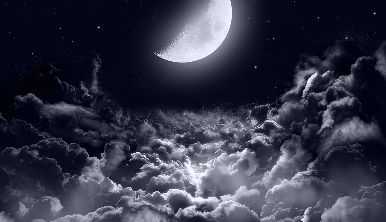 月光在繁星點點的夜空下，穿過戲劇性的雲層。