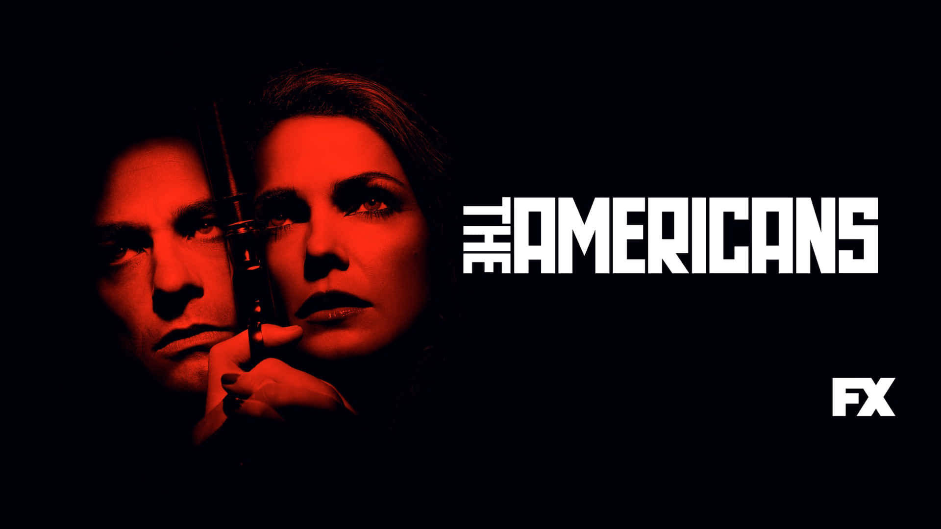  壁紙 — 紅光中的一男一女在黑色背景前持槍，並帶有標題《The Americans》和FX標誌。