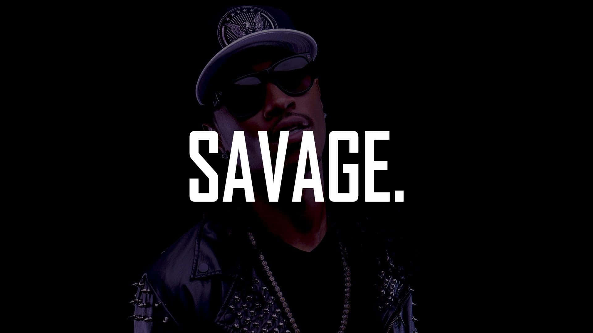 戴著帽子和太陽眼鏡的男人，深色背景上粗體文字「SAVAGE」。