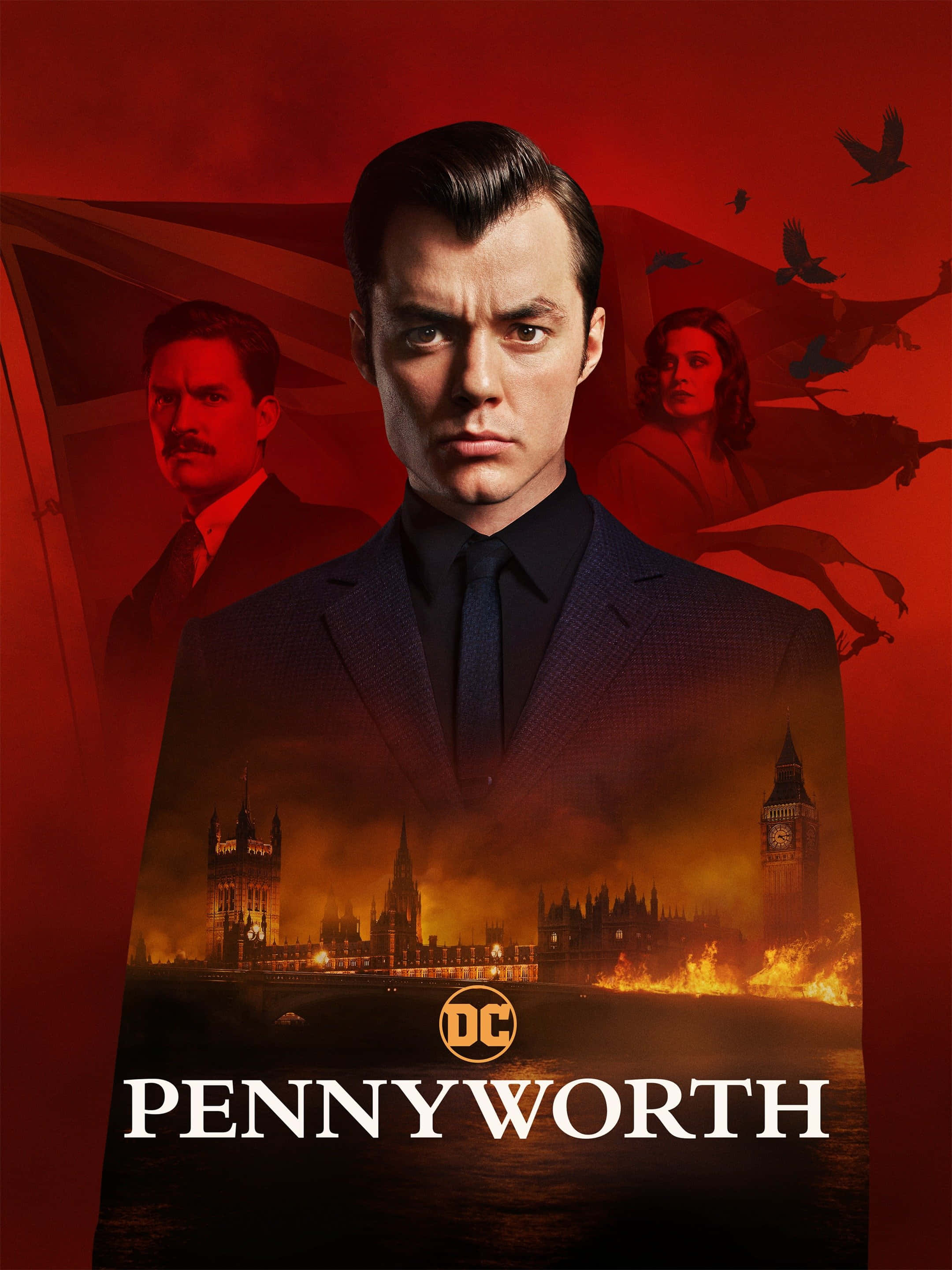 Alfred Pennyworth 桌布 壁紙 — 一個穿著西裝的男人站在燃燒的倫敦天際線前，鳥兒在紅色的天空下飛過頭頂。