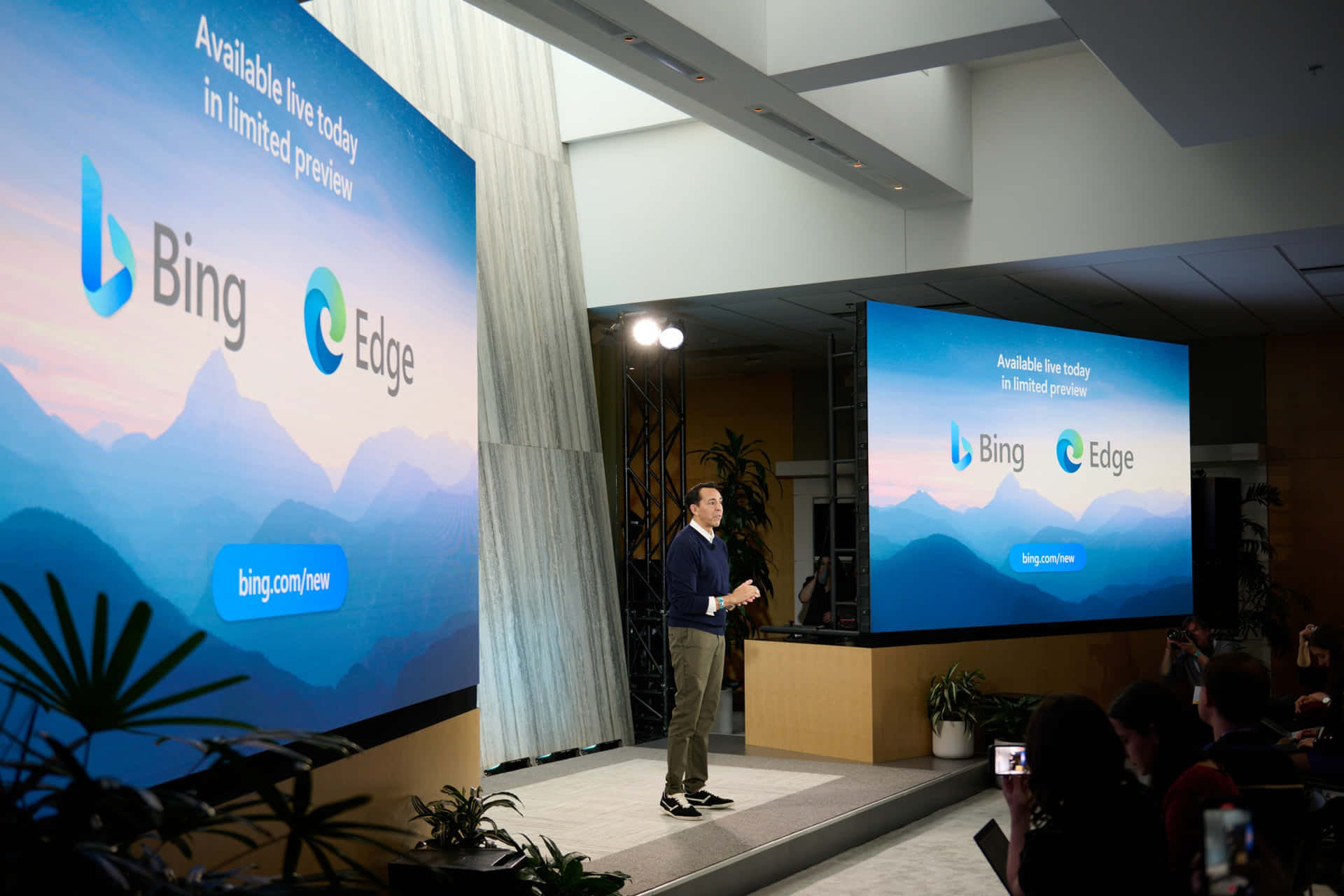 演講者在科技活動中展示 Bing Edge 啟動，屏幕以山脈為主題。