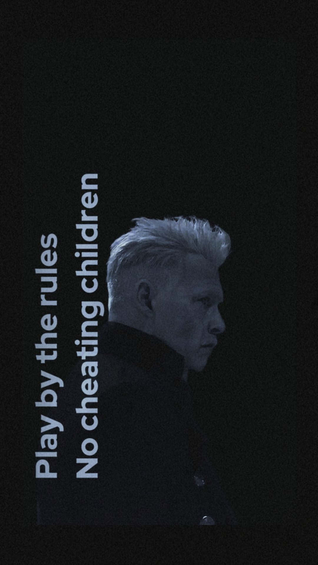  壁紙 — 一位擁有鉑金色頭髮的男子在黑色背景上向右凝視，白色文字寫著「遵守規則 不要欺騙孩子」。