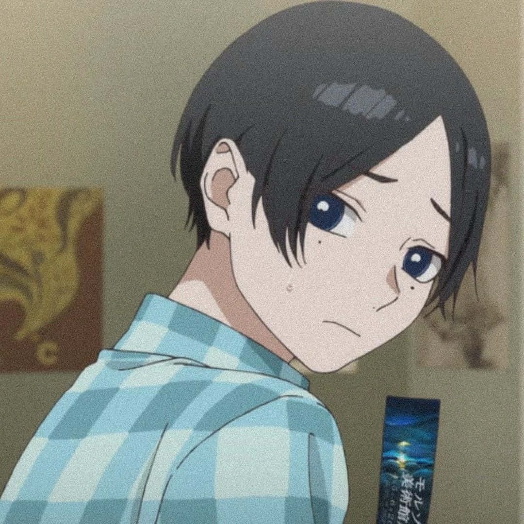  壁紙 — 一個憂鬱的動漫男孩，黑髮藍眼，穿著藍色格仔襯衫，回頭望向肩膀後方。