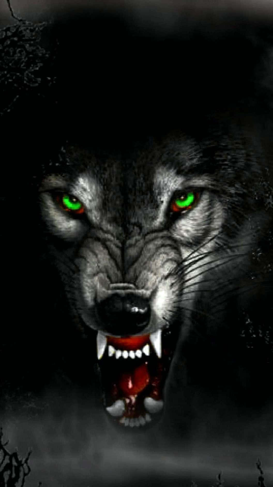 Angry Wolf 桌布 壁紙 — 一隻帶有發光綠色眼睛和血淋淋獠牙的威脅性狼，在黑暗霧氣背景中咆哮。