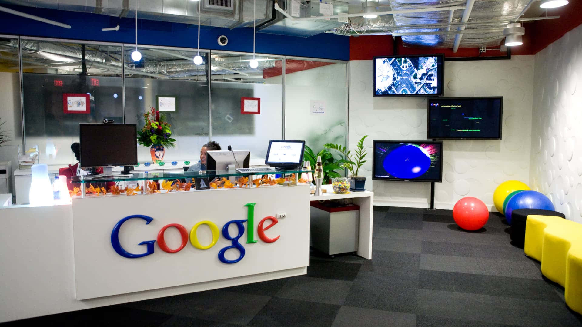 Google 辦公室接待處，配有彩色標誌和趣味裝飾。