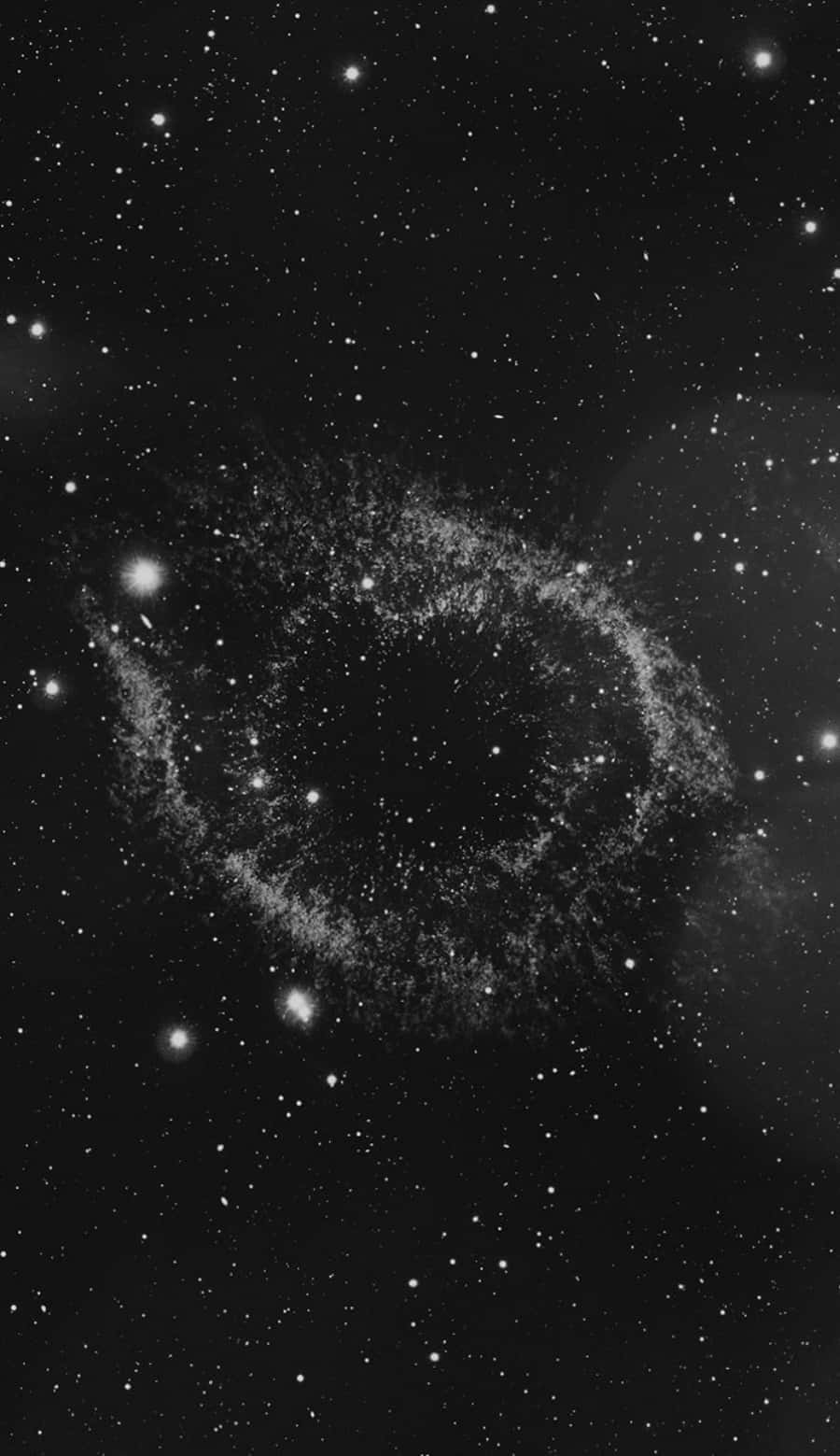 一個發光的宇宙星雲，被太空中遙遠的星星環繞。