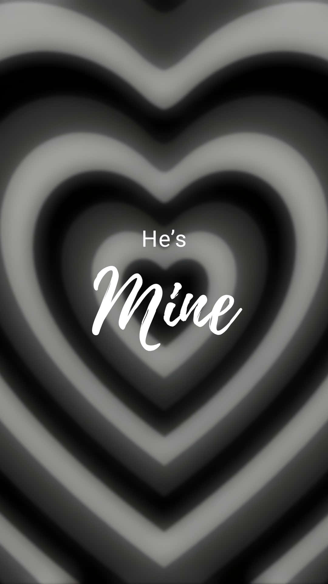  壁紙 — 單色牆紙，帶有同心心形圖案和白色優雅字體的文字 He's Mine。