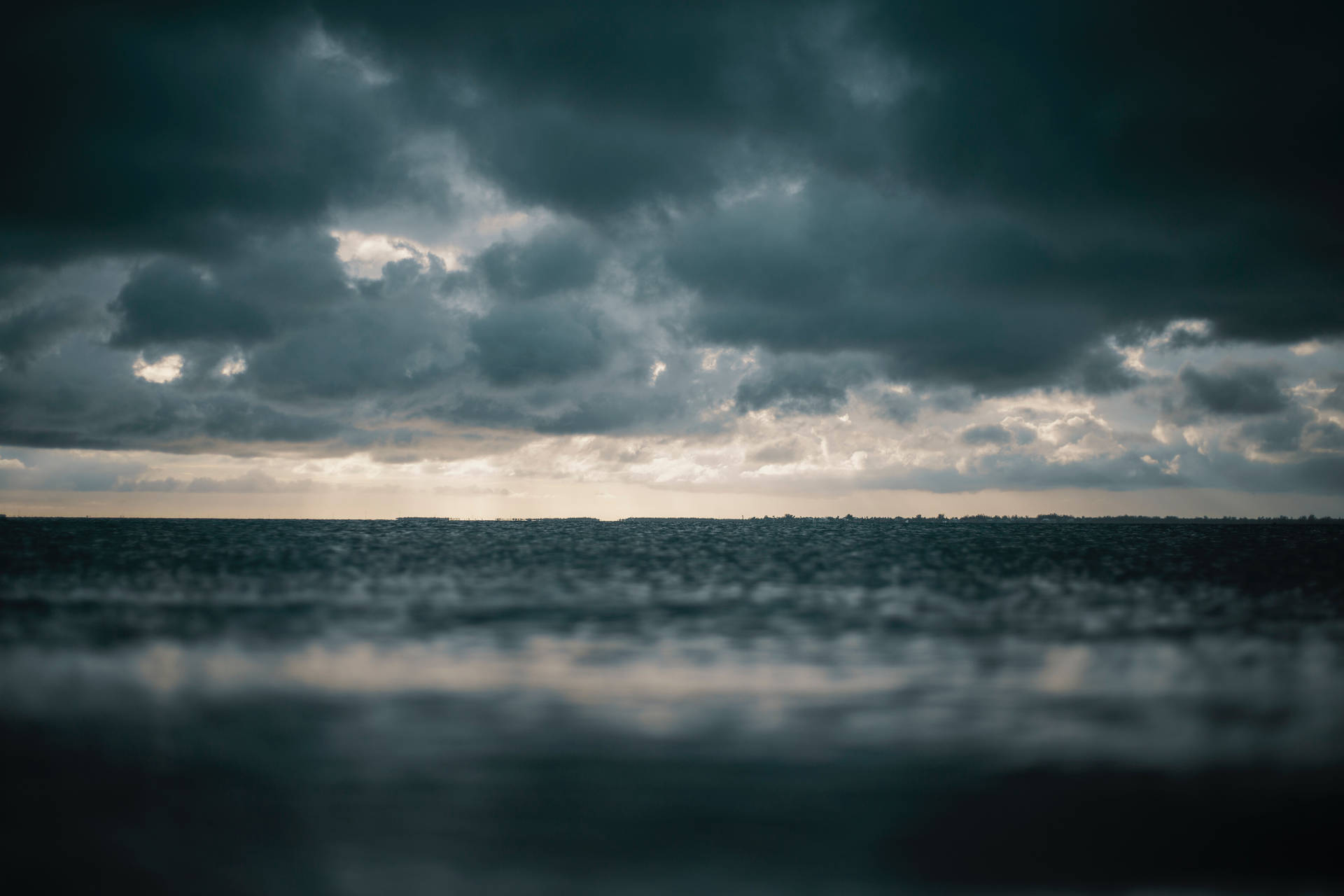 黃昏時分暴風雲下的黑暗海洋，光線柔和。