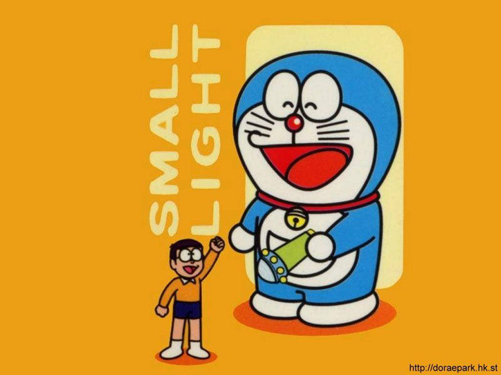 哆啦A夢與大雄的小燈光藝術 壁紙 — 多啦A夢和大雄在溫暖的橙色背景前開心地站著，'SMALL LIGHT' 字樣垂直顯示。