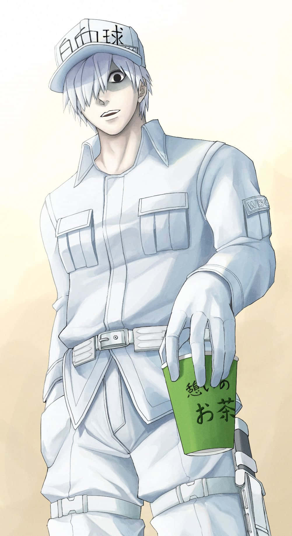  壁紙 — 一個蒼白的動畫男孩穿著白色制服，在柔和溫暖的燈光下拿著一個有日文字的綠茶杯。
