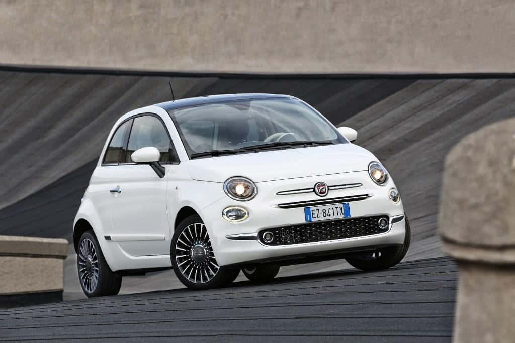 Fiat 500 桌布 壁紙 — 一輛純白色的Fiat 500停放在深色木質坡道上，背景為混凝土。