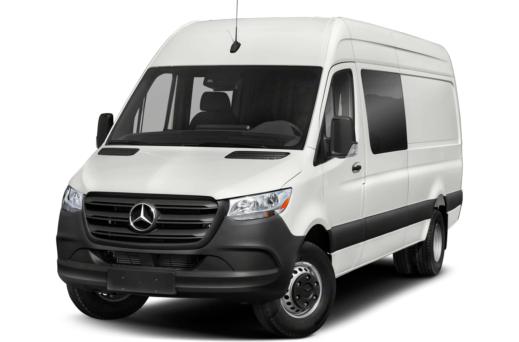 Mercedes Benz Sprinter 桌布 壁紙 — 一輛純白色的 Mercedes-Benz Sprinter 客貨車在攝影棚燈光下，以乾淨的白色背景展示。