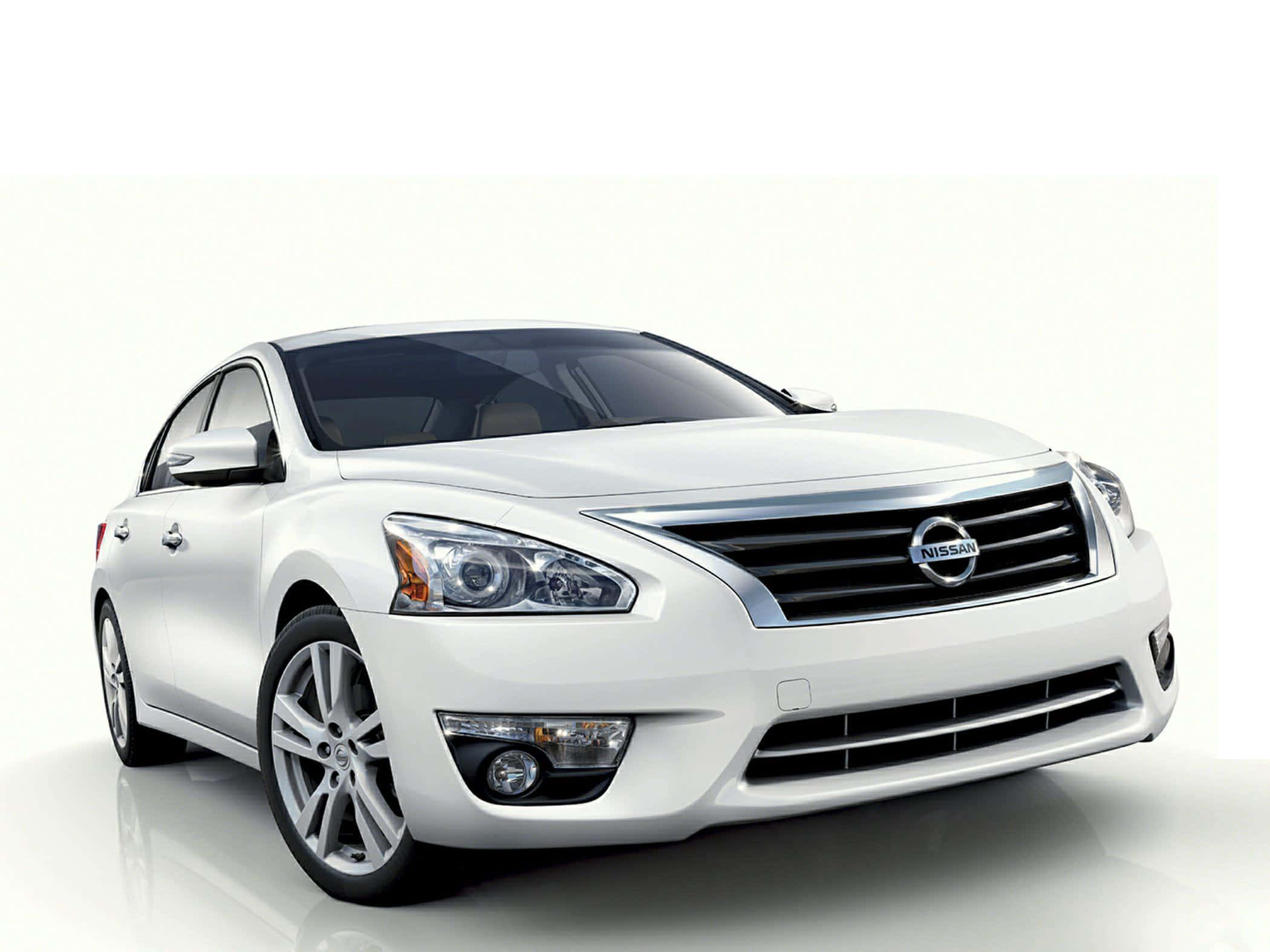 Nissan Altima 桌布 壁紙 — 一輛純白色的日產房車在明亮的攝影棚燈光下，於無縫白色背景前閃閃發光。