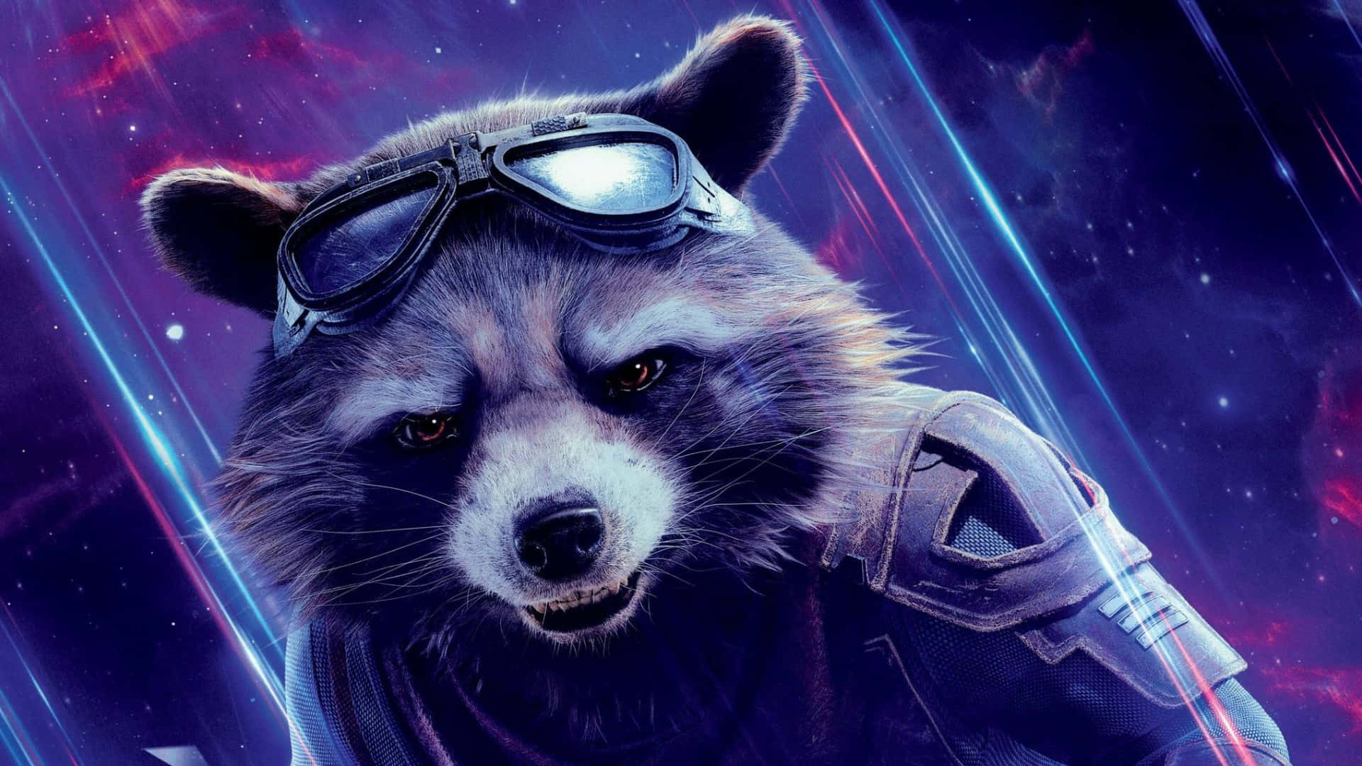  壁紙 — 一隻戴著護目鏡和盔甲的浣熊，在充滿活力的宇宙星雲背景和光線軌跡中凝視著。