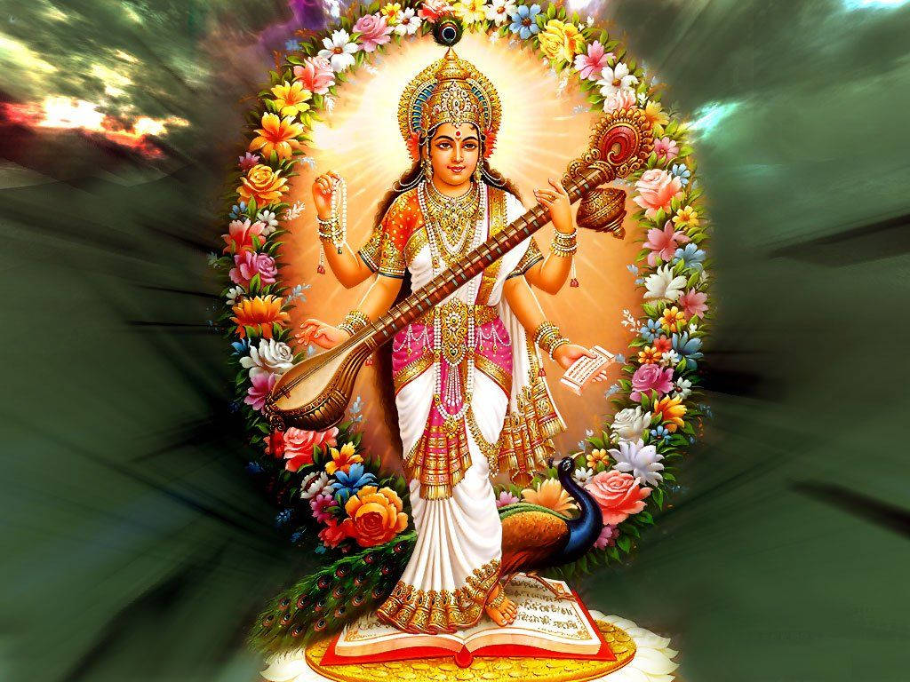 印度神祇 Saraswati 壁紙 — 一位光芒四射的四臂印度教女神，手持維納琴和書本，站在一本打開的書上，腳邊有一隻孔雀，被鮮豔的花環環繞，背景閃耀。