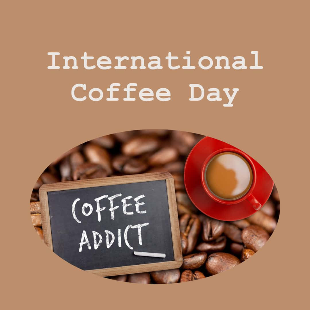  壁紙 — 一個紅色咖啡杯同寫住coffee addict嘅黑板放喺烘焙咖啡豆上面，上面有International Coffee Day嘅文字。