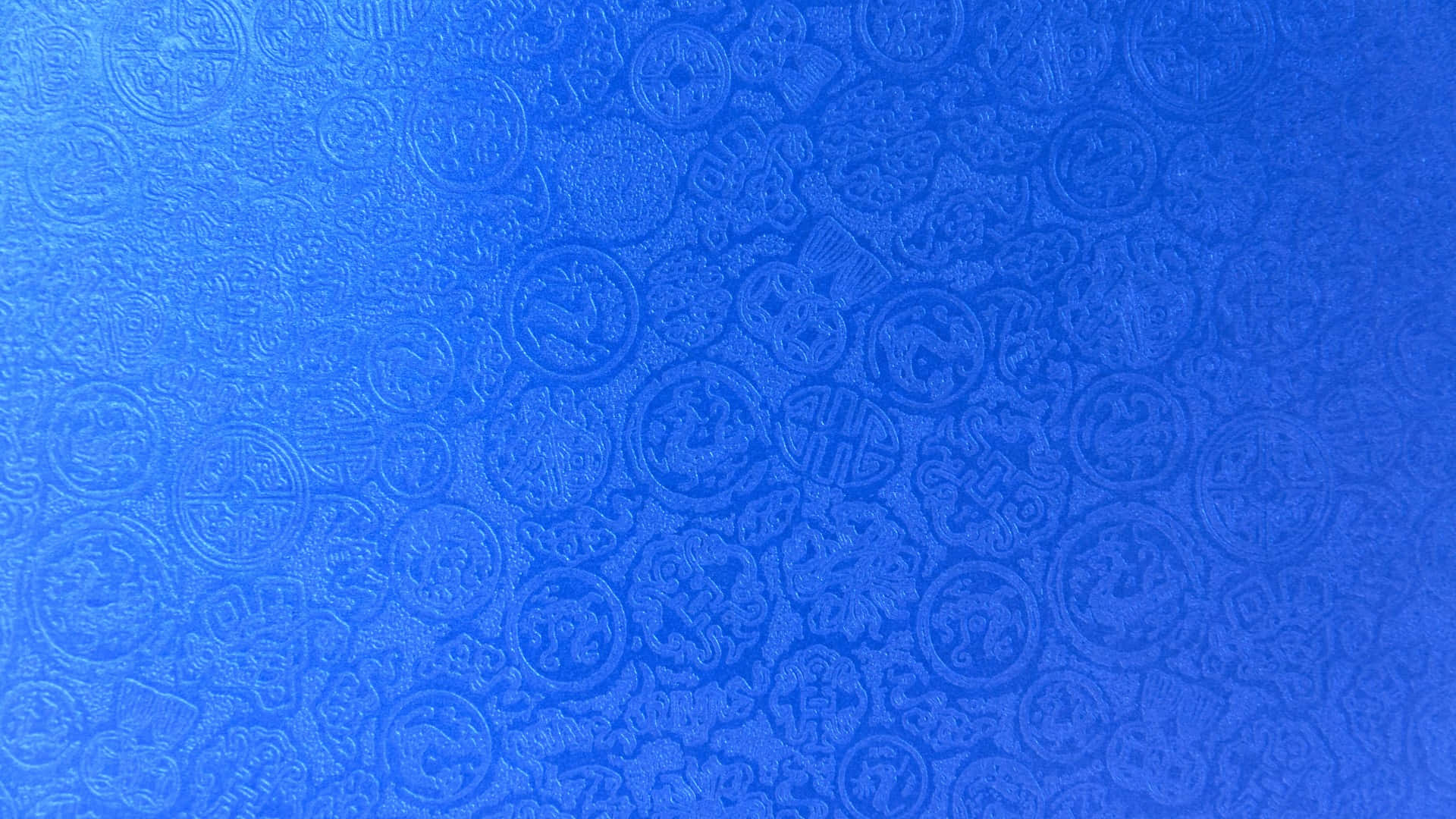  壁紙 — 豐富的藍色紋理壁紙，帶有浮雕圓形圖案和微妙的漸變照明。