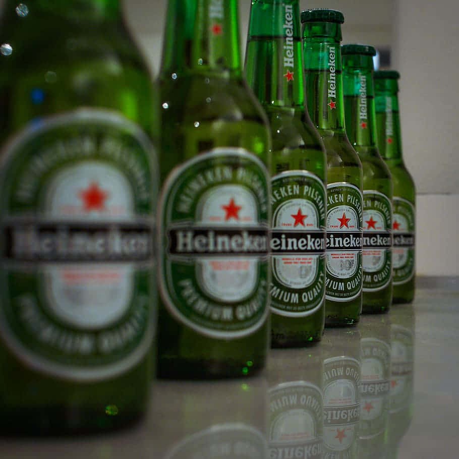 綠色喜力啤酒瓶排列在反光檯面上。