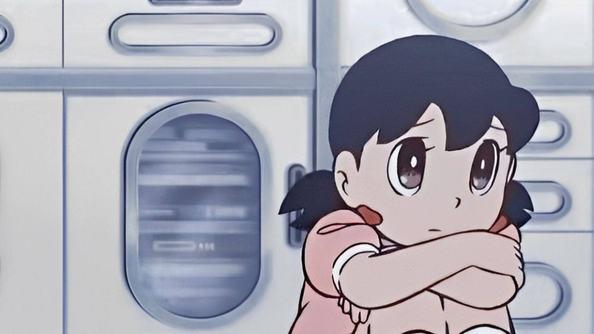 悲傷動漫女孩在白色電器前抱著自己。