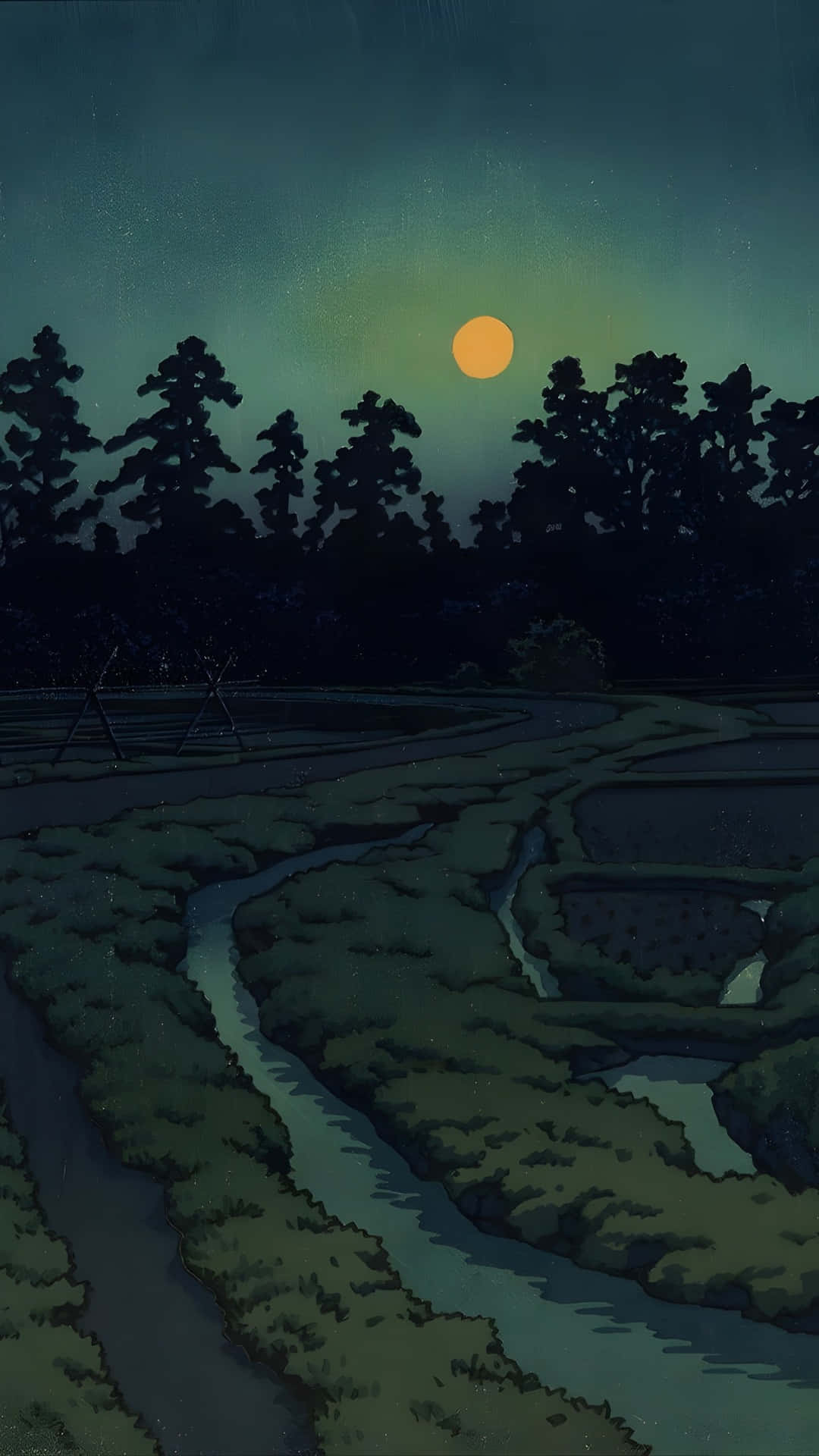  壁紙 — 寧靜的夜景，一輪發光的橙色月亮懸掛在黑暗的樹木和稻田中蜿蜒的水道之上。