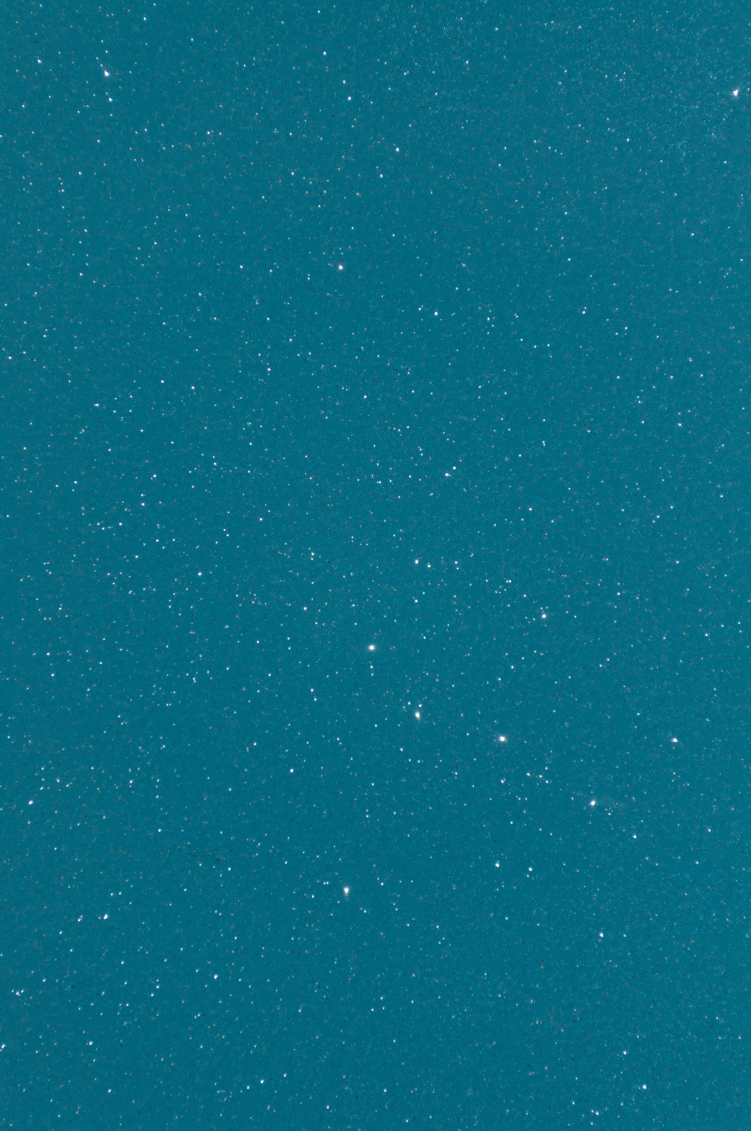 充滿星星的藍綠色夜空