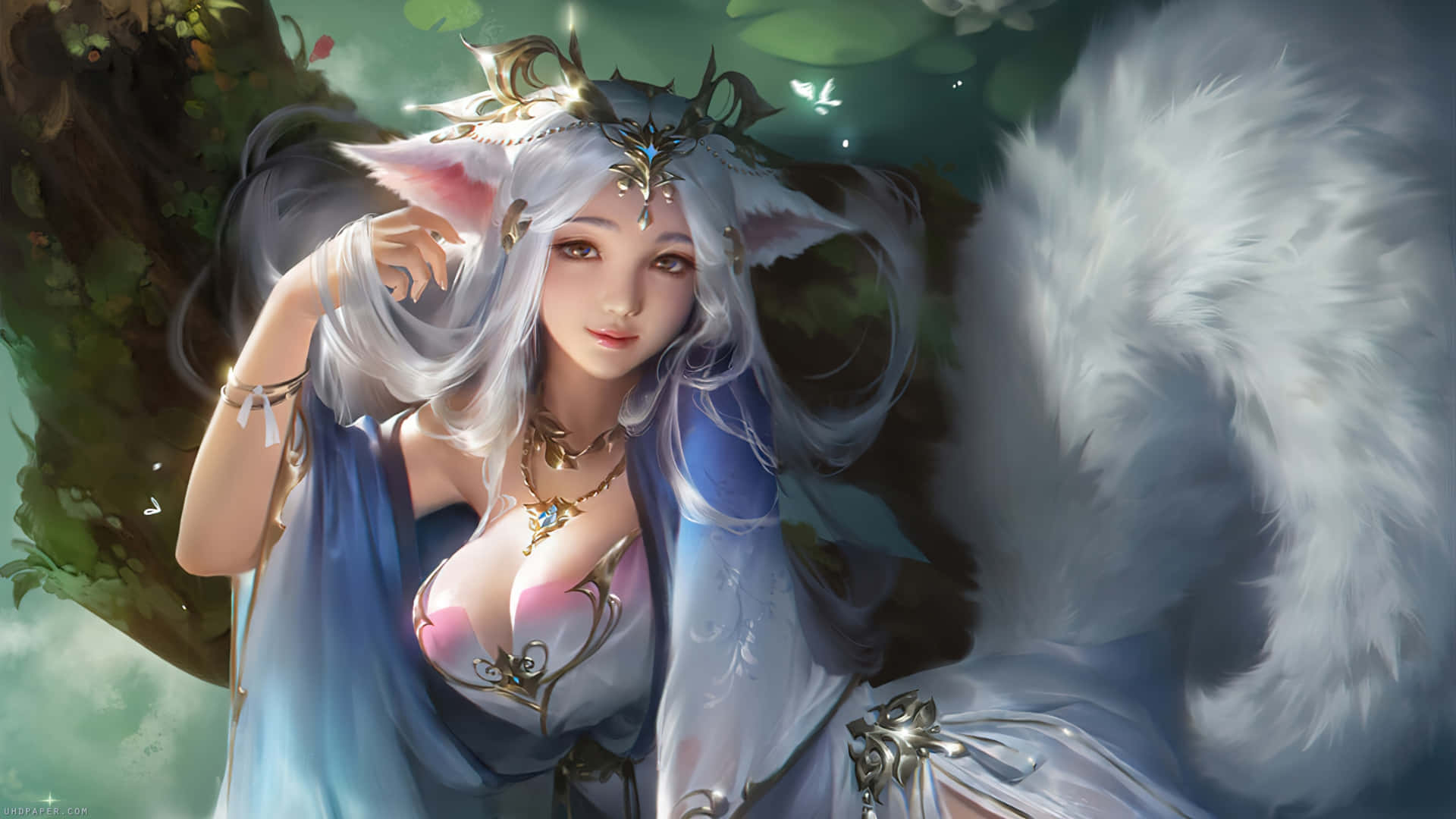  壁紙 — 一隻寧靜的狐仙，擁有白色毛皮和飄逸的銀色頭髮，在柔和日光下優雅地休憩於茂密的綠色樹葉中。