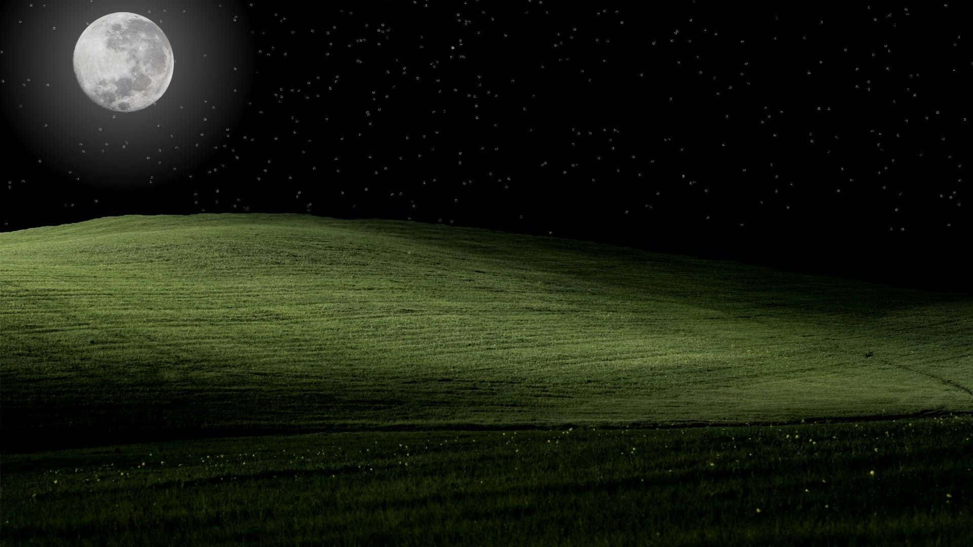  壁紙 — 在繁星點點的夜空下，一輪滿月將柔和的光芒灑在連綿起伏的綠色山丘上，營造出寧靜的月光田野。