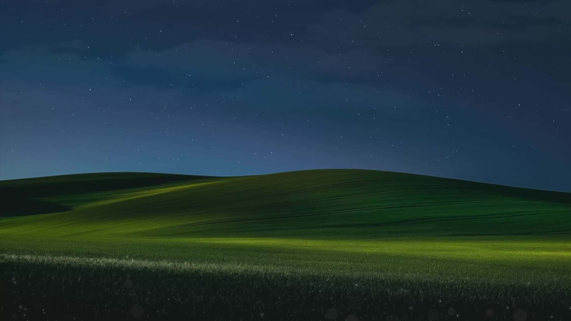  壁紙 — 寧靜的夜景，起伏的綠色山丘，星空下柔和環境光。