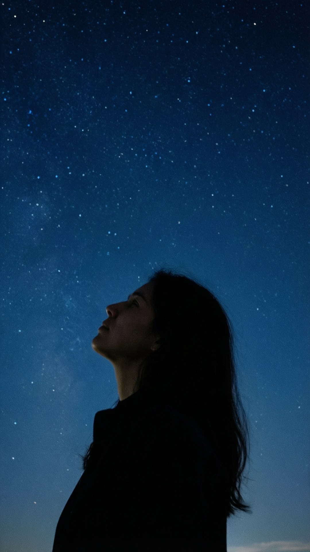 Starry Silence 壁紙 — 一個女人的剪影仰望廣闊的星空，夜空佈滿無數閃爍的星星。