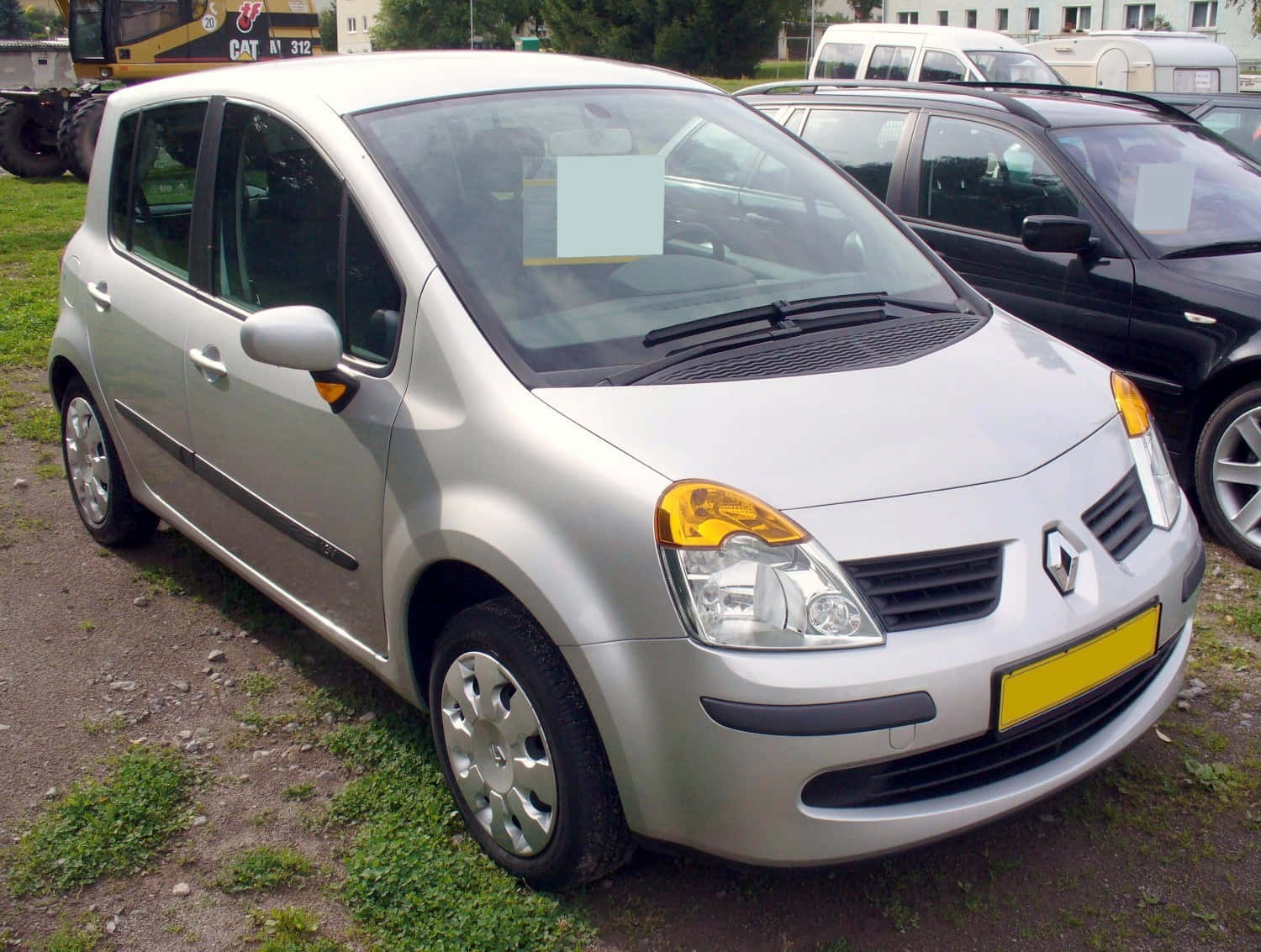 Renault Modus 桌布 壁紙 — 一輛銀色雷諾Modus停泊在碎石地上，帶有草叢，在陰天的日光下。